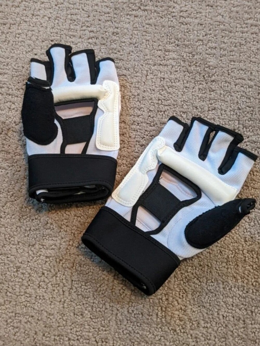 Half-Finger Workout Gloves in White and Black